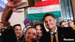 Opozicioni kandidat za premijera Peter Marki-Zay sa pristalicama u izbornom štabu nakon opozicionih izbora u Budimpešti, 17. oktobra 2021. 