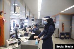 Работа отделения одного из иранских банков. Тегеран, 8 октября 2021 года