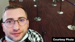 Белорусский программист, передавший Gulagu.net видео пыток, в парижском аэропорту