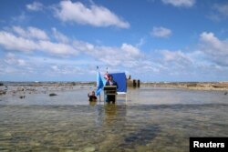 În summit-ul COP26 de anul trecut, ministrul justiției din Tuvalu s-a adresat liderilor mondiale stând în apă până la genunchi. Națiunea insulară din Oceanul Pacific simte pe cont propriu efectele schimbărilor climatice. Ridicarea nivelului mării ar putea face ca insulele, pe care locuiesc 12 mii de oameni, să dispară complet în următorii 100 de ani. Pentru a reuși să păstreze amintirea insulelor, oficialii din Tuvalu vor recrea digital țara în Metaverse.