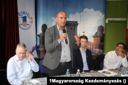 Tóth Pétert, a Jobbik képviselőjelöltjét a roma szavazók cigányozós elszólásai miatt kérték számon; a politikus végül bocsánatot kért