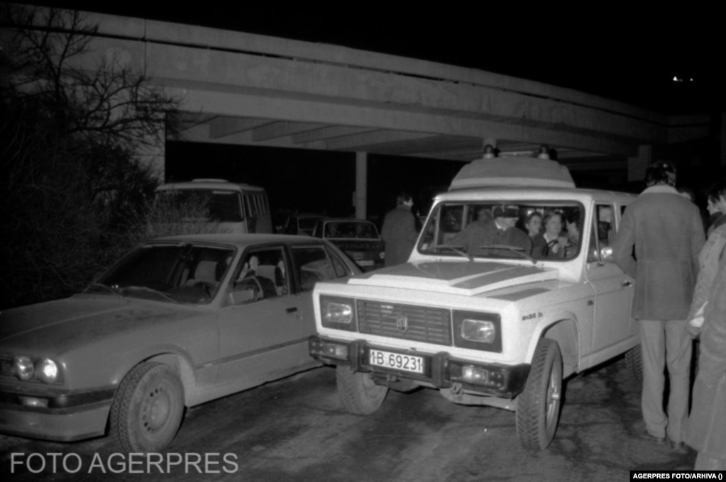 Mașinile familiei regale au fost oprite sub pretextul unui accident cu un tractor și un camion care, în ciocnire, ar fi dărâmat un stâlp, ceea ce ar fi făcut imposibilă înaintarea. Autoritățile se răzgândiseră și îl alungau din țară.