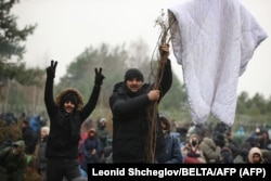 Portparol Vlade Poljske Piotr Muller rekao je 8. novembra da se trenutno u blizini beloruske granice sa Poljskom nalazi oko tri do četiri hiljade migranata.