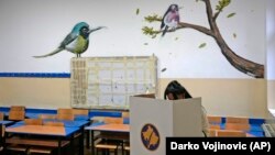 Një grua duke votuar në një qendër votimi në pjesën veriore të Kosovës më 17 tetor 2021.