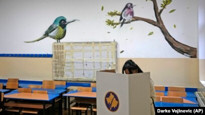 Një grua duke votuar në një qendër votimi në pjesën veriore të Kosovës më 17 tetor 2021.