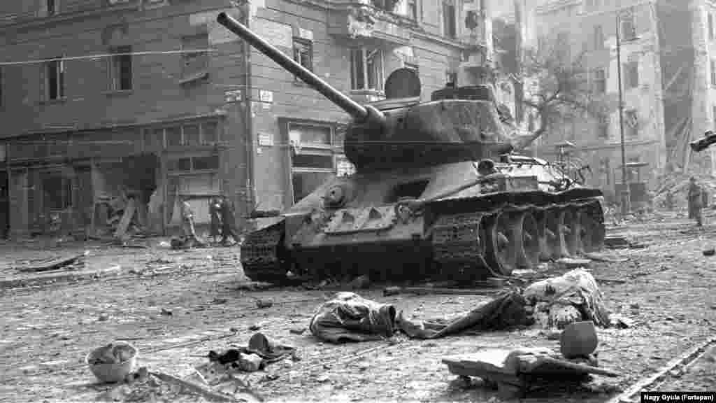 1956-ban egy kilőtt T-34-es tank állt az Üllői út és a Ferenc körút kereszteződésében.