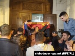 Pristalice VMRO DPMNE slave pred sedištem te partije u Skoplju