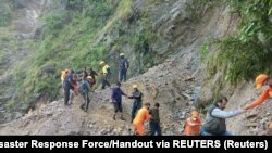 Pripadnici Nacionalnih snaga za odgovor na katastrofe (NDRF) evakuiraju ljude nakon obilnih kiša u selu Chhara u okrugu Nainital, u sjevernoj državi Uttarakhand, Indija, 20. oktobra 2021. 