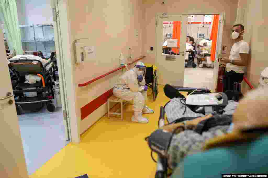 A crowded corridor in the Bagdasar-Arseni Hospital.&nbsp;There are currently around 1,800 COVID-19 patients in intensive care in Romania. The country has one of the EU&#39;s least developed health-care systems.&nbsp;