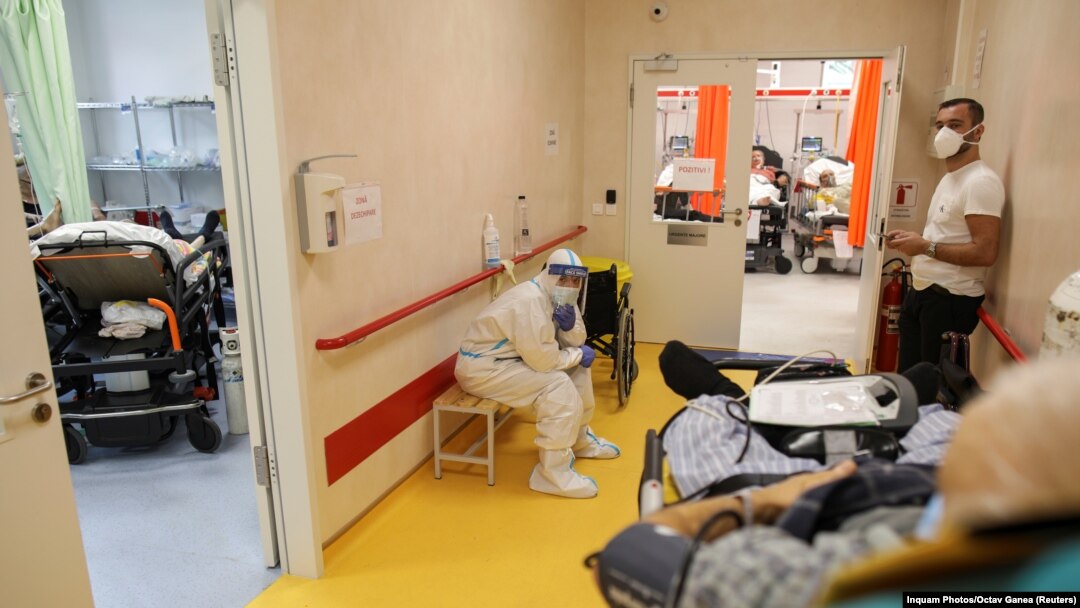 Personal medical și pacienți în unitatea de terapie intensivă de la Spitalul de Urgență „Bagdasar-Arseni”, București, România, 19 octombrie 2021.