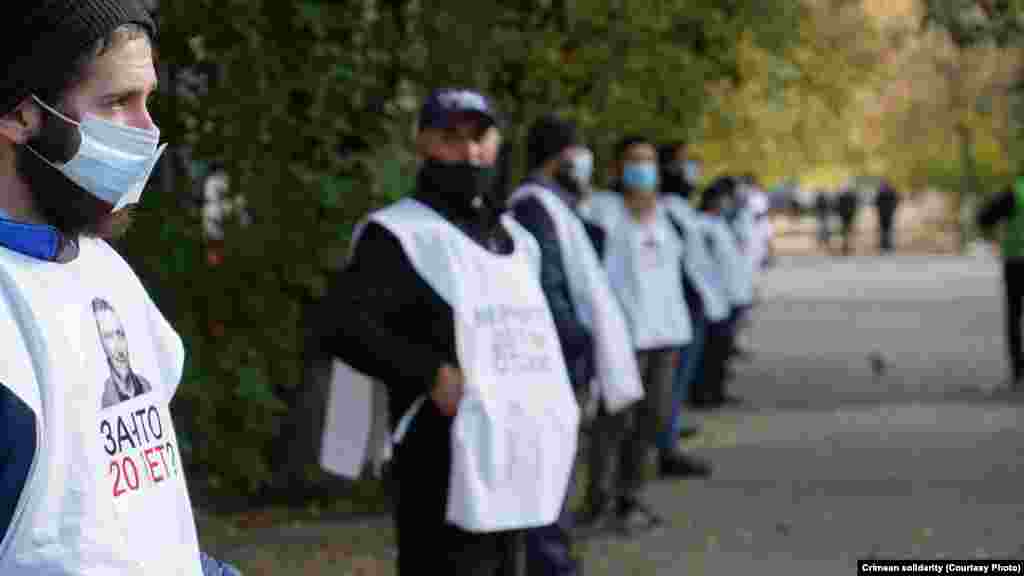Возле Южного окружного военного суда в Ростове люди стояли с плакатами и в накидках с портретами фигурантов дела