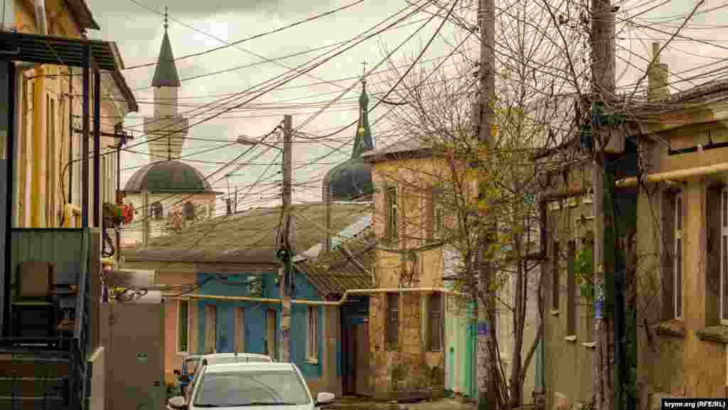 З вулиці Курчатова добре видно мінарет мечеті XVI століття Кебір-Джамі &ndash; найдавнішої будівлі Сімферополя