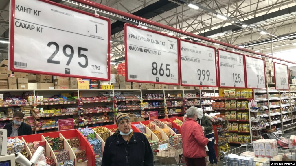 Покупательница исследует цены в торговом центре Шымкента, 26 октября 2021 года