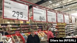 Покупательница исследует цены в торговом центре Шымкента, 26 октября 2021 года