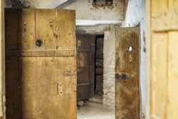 Двері ймовірної підземної в'язниці, які виявив Табагарі