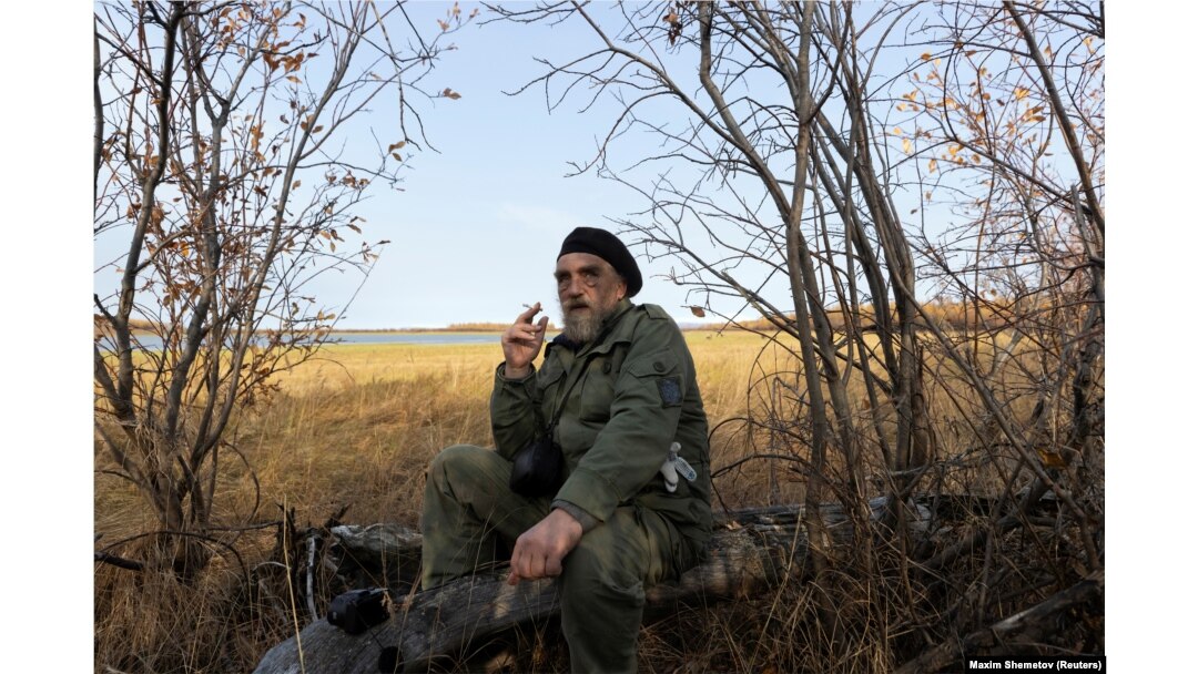 Serghei Zimov, în vârstă de 66 de ani, stă în „Parcul Pleistocen”, în afara orașului Chersky, din regiunea Iacutia.