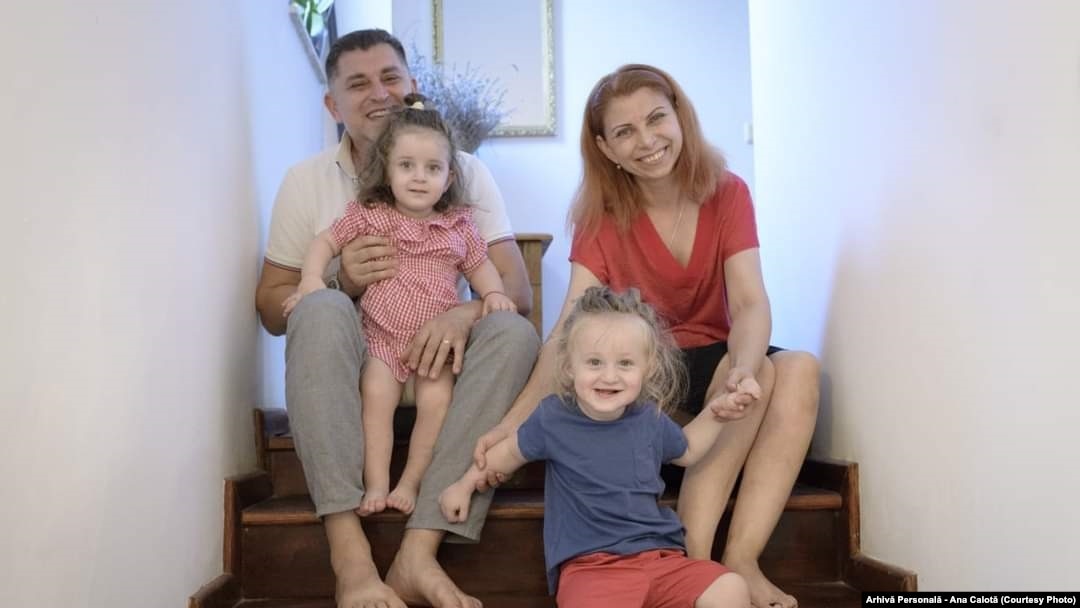 Familia Calotă. Ana - mama, George - tatăl, Sofia Anastasia - fetița, Tudor Octavian - băiețelul.