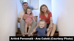 Familia Calotă. Ana - mama, George - tatăl, Sofia Anastasia - fetița, Tudor Octavian - băiețelul.