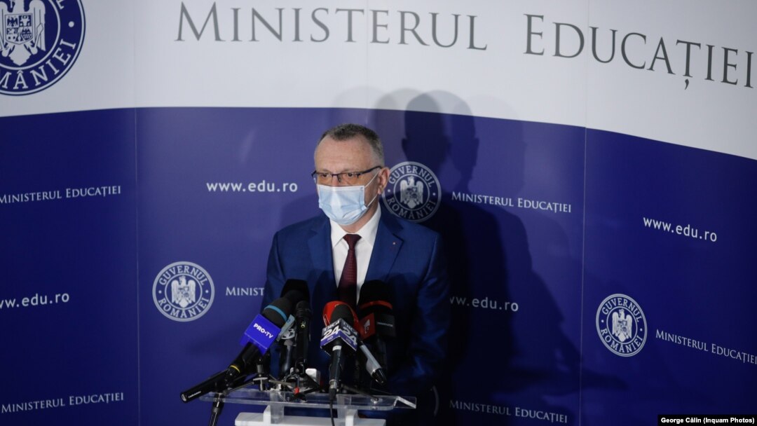 Ministru Educației, Sorin Cîmpeanu, a gestionat schimbări derutante de scenarii, decizii contradictorii, incomplete sau de neînțeles. Ca notă generală, la final de 2021 s-a remarcat prin pasarea responsabilității către directorii de școli.