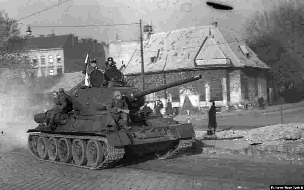 Szovjet tank vonul a Haller utcán (Hámán Kató út).&nbsp;1956. november 4-én, vasárnap hajnali 4 óra 15 perckor a szovjet hadsereg általános támadást indított Budapest, a nagyobb városok és a fontosabb katonai létesítmények ellen