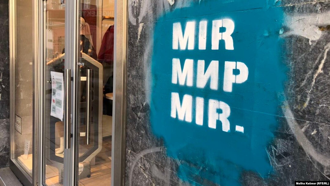 Графити со порака „Мир“ во босанскиот главен град Сараево, 20 октомври 2021 година.