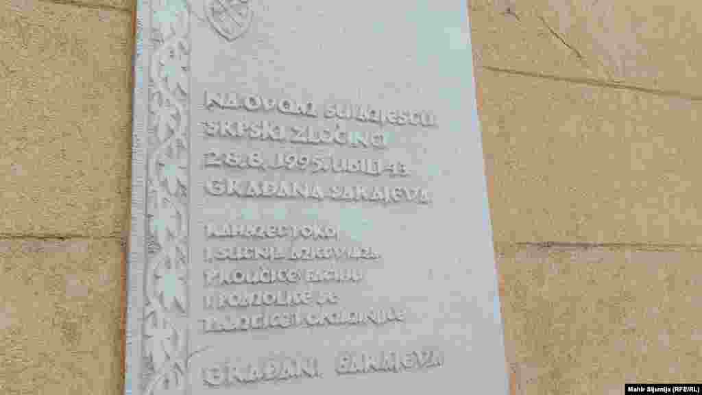 Na spomen-ploči piše kako su za smrt građana Sarajeva krivci srpski zločinci.