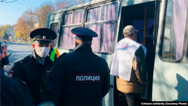 Российская полиция задерживает активиста в Крыму, архивное фото