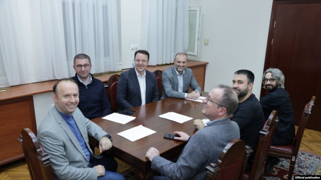 Лидерот на ВМРО-ДПМНЕ Христијан Мицкоски на состанок со опозициските лидери за ново парламентарно мнозинство 