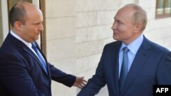 În luna martie, premierul israelian Naftali Bennett a fost la Moscova pentru a vorbi cu președintele Vladimir Putin despre războiul din Ucraina. Atunci, unii analiști politici îl vedeau pe Bennett ca pe un potențial mediator între Moscova și Kiev.