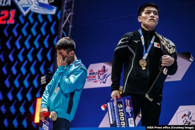 Махмұд Сабырхан (слева) пен чемпион Тамоя Цубой из Японии. 5 ноября 2021 года