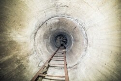 Сходи, що ведуть до тунелю глибоко під Тбілісі