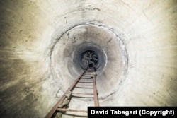 Egy létra, amely egy Tbiliszi alatt mélyen futó alagútba vezet