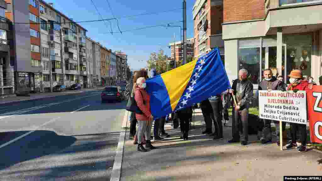 Građani na protestu su držali zastavu BiH i poručili takođe kako treba zabraniti političko djelovanje najvišim zvaničnicima bh. entiteta Republika Srpska.