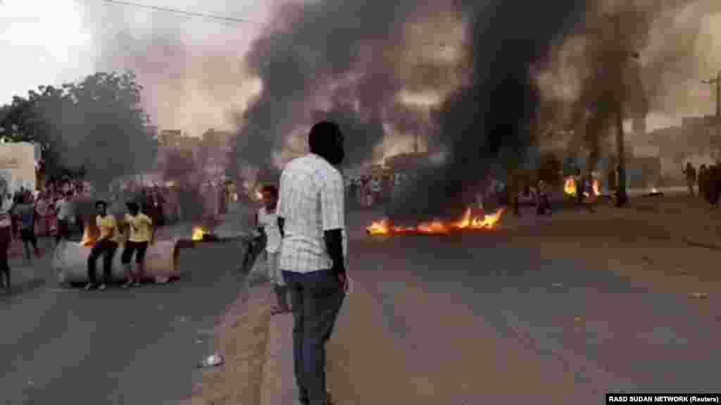 Ljudi se okupljaju dok se vatra i dim vide na ulicama Kartuma u Sudanu, usred izvještaja o državnom udaru, 25. oktobra 2021. Fotografija je iz jednog od videa koji su objavljeni na društvenim mrežama.