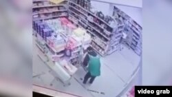 Лаҳзаи афтодани ин муҳоҷиро дар дурбини назоратии мағоза сабт шудааст