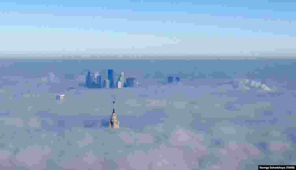 A Lomonoszov Moszkvai Állami Egyetem és a Moszkvai Nemzetközi Üzleti Központ teteje magasodik ki a ködből. Az Orosz Hidrometeorológiai Központ sárga riasztást adott ki Moszkvára és térségére a sűrű köd miatt. A látási viszonyok 200&ndash;700 méterre csökkentek november 2-án