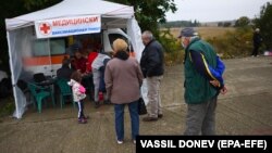 Луѓе чекаат да се вакцинираат против ковид-19 од мобилен тим за имунизација во село Крушовица