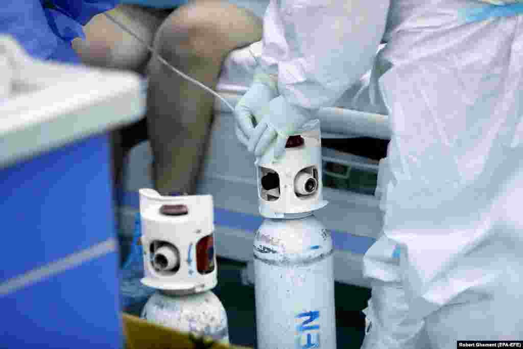 Oxygen bottles being replaced for a patient in the COVID-19 section of the Marius Nasta National Institute of Pneumology on October 15.&nbsp;