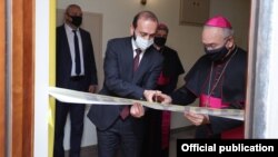 Armenia - Armenian Foreign Minister Ararat Mirzoyan and Archbishop Edgar Pena Parra inaugurate the Vatican's Apostolic Nunciature in Yerevan, October 27, 2021.