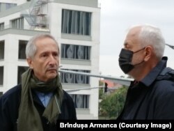 Bernard Blistène împreună cu scriitorul Bogdan Ghiu, co-curator al expoziției Aripa secretă la Art Encounters 2021