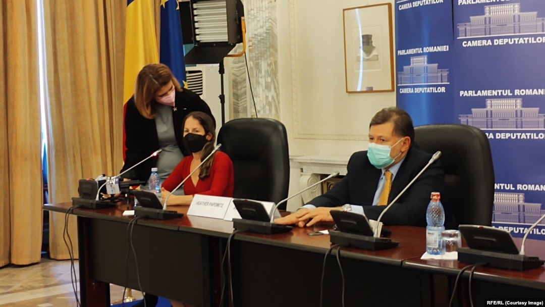 Heather Papowitz a vorbit deschis despre problemele cu care se confruntă România și că situația este una „dramatică". Imagine cu reprezentanta OMS și deputatul PSD, Alexandru Rafila.