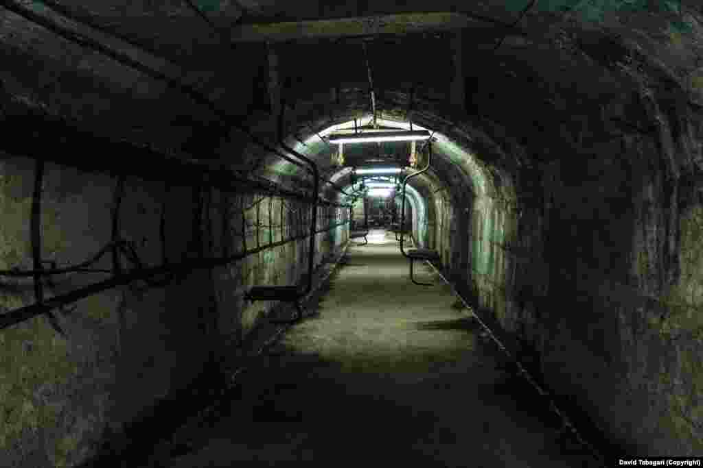 În vara anului 2021, Tabagari a găsit pe forumurile online, o informație despre o închisoare subterană aflată în centrul orașului Tbilisi. După ce a căutat mai multe informații și a început explorarea zonei, fotograful a găsit în cele din urmă fostele celule în care erau închiși deținuții arestați de o secție de poliție secretă activă la acea vreme. În fotografie: Un tunel sub Tbilisi.