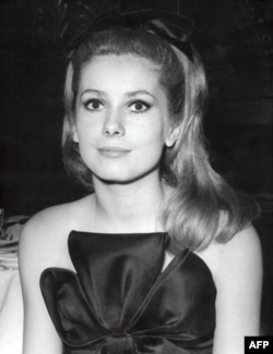 Катрин Деньов през 1962 г.