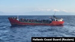 Товарен брод со мигранти кај Крит