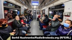 Ukrajina je objavila rekordnih 27.377 novih slučajeva u posljednja 24 sata. (Foto: Ljudi sa zaštitnim maskama u javnom prevozu, Kijev, 1. novembra 2021.)