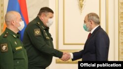 Armenia - Prime Minister Nikol Pashinian greets Colonel-General Sergei Istrakov, the deputy chief of the Russian military’s General Staff, at the start of their talks in Yerevan, October 28, 2021.