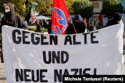 Sâmbătă, în localitatea germană Guben, mai multe persoane au organizat un protest față de acțiunile grupării de extremă dreapta „A treia cale”. „Împotriva naziștilor vechi și noi", au transmis participanții.