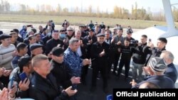 Сўх аэропортига қўнган илк самолёт туман фаоллари томонидан кутиб олинди. Фарғона вилоят ҳокимлиги матбуот хизмати фотоси.