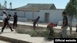 Қарши туманида мажбурий меҳнатга жалб қилинган 45-мактаб ўқувчилари (Nasafnews фотоси)