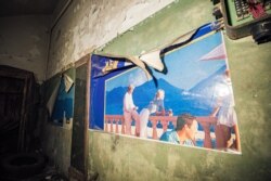 Плакати повільно відшаровуються від стін бомбосховища під Тбілісі